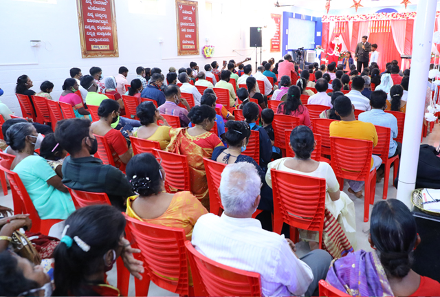 Grace Ministry Celebrates Christmas 2021 with Pomp and Grandeur on 17th Friday, December at its Prayer centre in Valachil, Mangalore. Hundreds gathered at the program and celebrated Xmas with Bro Andrew Richard and family.  